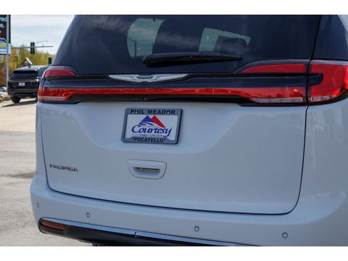 Used 2022 Chrysler Pacifica Touring-L FWD image 32