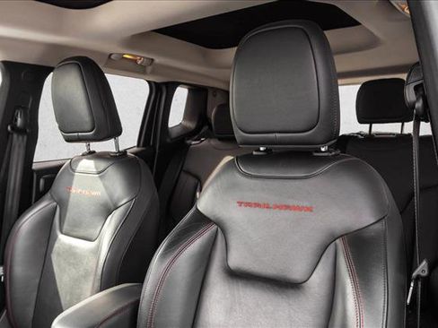 Used 2019 Jeep Renegade Trailhawk AWD/4WD image 12