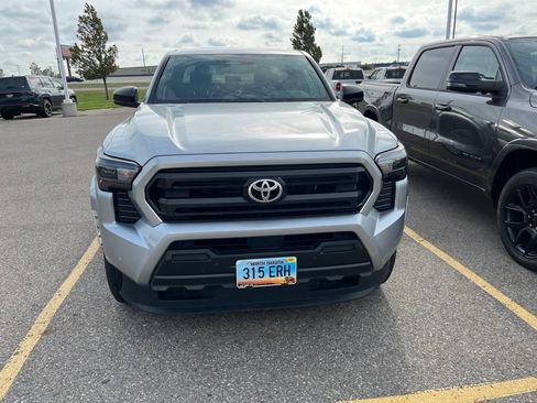 Used 2025 Toyota Tacoma SR w/ SR Upgrade Package AWD/4WD image 2