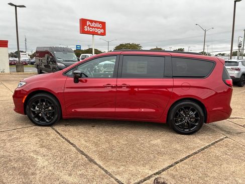 New 2026 Chrysler Pacifica Select w/ S Appearance Package image 2