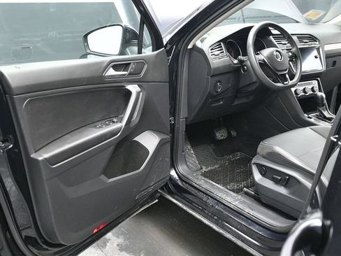 Used 2021 Volkswagen Tiguan SE image 16