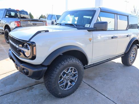 New 2025 Ford Bronco Badlands image 11