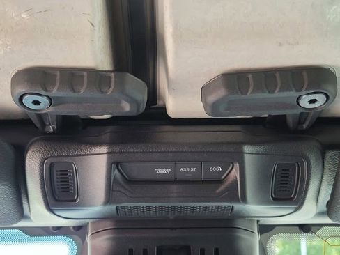 Used 2025 Jeep Wrangler Unlimited Sahara AWD/4WD image 18