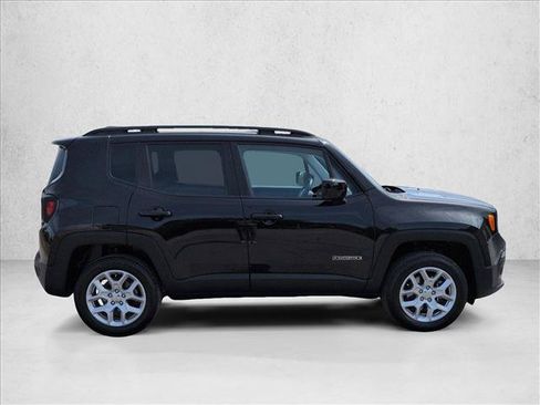 Used 2018 Jeep Renegade Latitude w/ Cold Weather Group AWD/4WD image 9