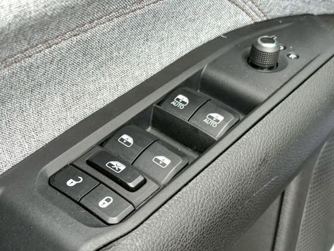 Used 2024 Jeep Compass Latitude w/ Sun and Sound Group AWD/4WD image 17