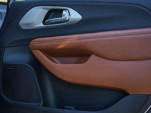 New 2026 Chrysler Pacifica Pinnacle image 9