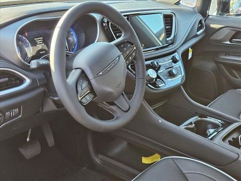 New 2027 Chrysler Pacifica Limited FWD image 3