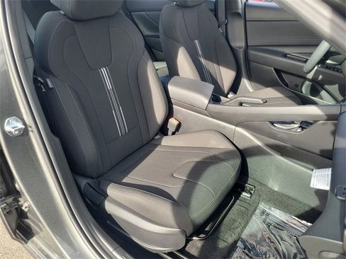 Used 2025 Hyundai Elantra Sport image 17