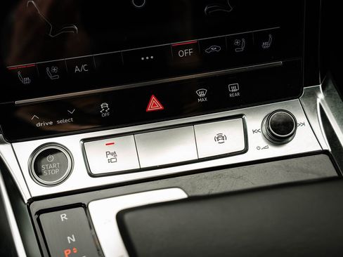 Used 2022 Audi e-tron Premium Plus w/ Premium Plus Package AWD/4WD image 37