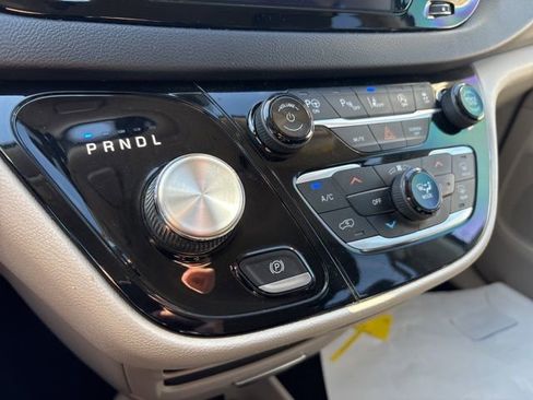 Used 2020 Chrysler Pacifica Touring w/ Advanced Safetytec Group image 36