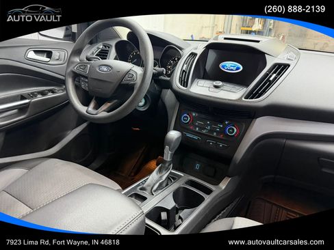 Used 2017 Ford Escape SE w/ Equipment Group 201A FWD image 9