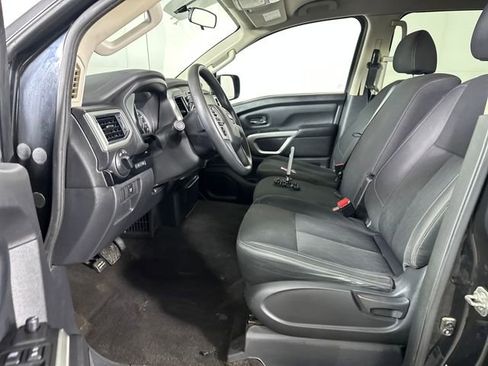 Used 2019 Nissan Titan SV image 11