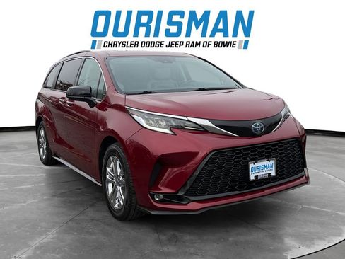 Used 2022 Toyota Sienna XSE image 1
