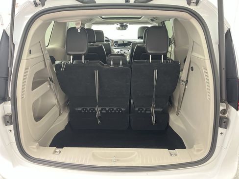 Used 2023 Chrysler Pacifica Limited image 32