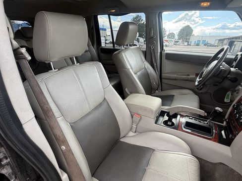 Used 2006 Jeep Commander Limited w/ Trailer Tow Group IV RWD image 24