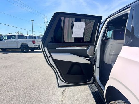 Used 2025 Cadillac Escalade Sport Platinum AWD/4WD image 18