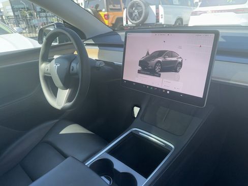 Used 2024 Tesla Model Y Long Range image 17