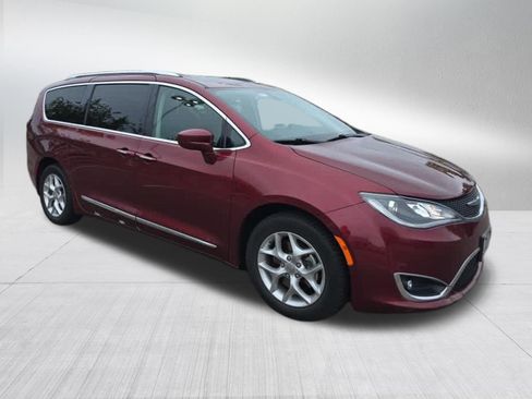 Used 2018 Chrysler Pacifica Touring-L Plus w/ Tire & Wheel Group FWD image 4
