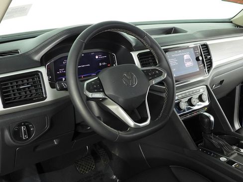 Certified 2023 Volkswagen Atlas SE w/ Black Wheel Package FWD image 31