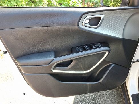 Certified 2023 Kia Soul LX w/ LX Technology Package image 17