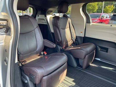 Used 2022 Toyota Sienna Platinum AWD/4WD image 23
