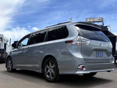 Used 2012 Toyota Sienna SE FWD image 3