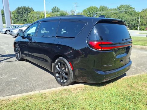 Used 2025 Chrysler Pacifica Limited FWD image 4