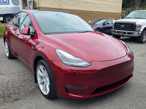 Used 2024 Tesla Model Y Long Range AWD/4WD image 3