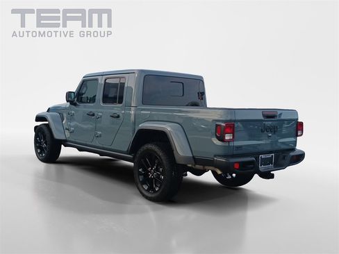 Used 2025 Jeep Gladiator Sport image 5