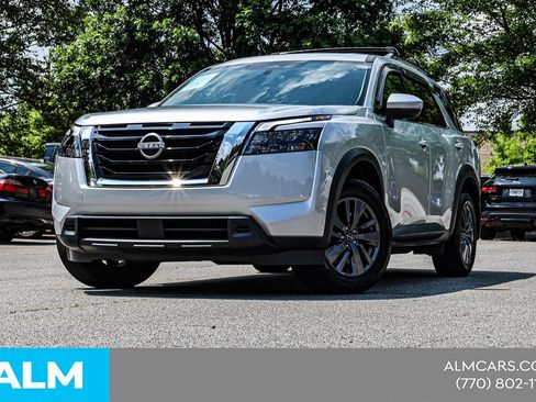 Used 2024 Nissan Pathfinder SV w/ SV Premium Package FWD image 3