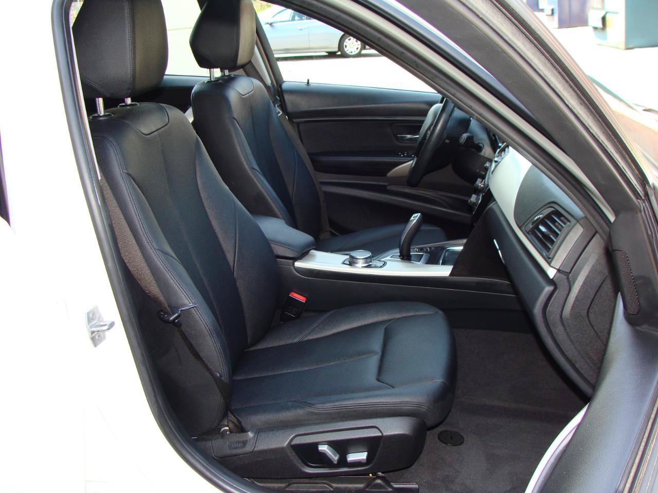 Used 2017 BMW 320i xDrive Sedan AWD/4WD image 8