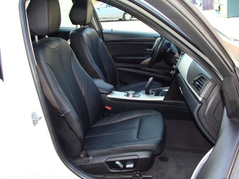 Used 2017 BMW 320i xDrive Sedan AWD/4WD image 8