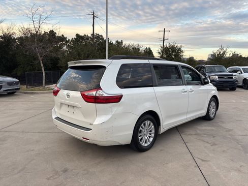 Used 2017 Toyota Sienna XLE image 5