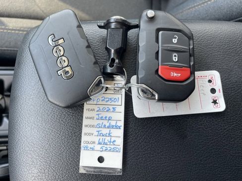 Used 2025 Jeep Gladiator Sport image 18