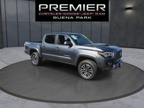 Used 2022 Toyota Tacoma TRD Sport w/ Technology Package RWD image 4