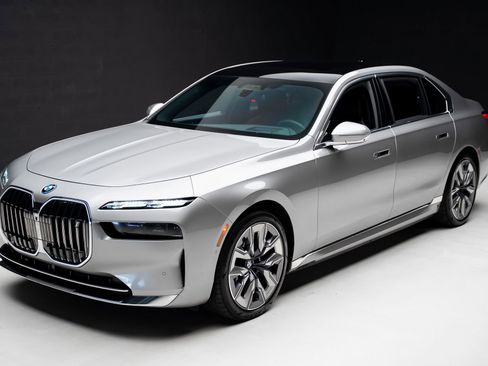 Used 2023 BMW i7 xDrive60 w/ Executive Package 2 AWD/4WD image 6