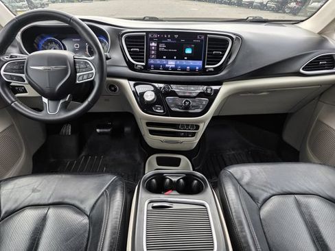 Used 2022 Chrysler Pacifica Touring-L FWD image 23