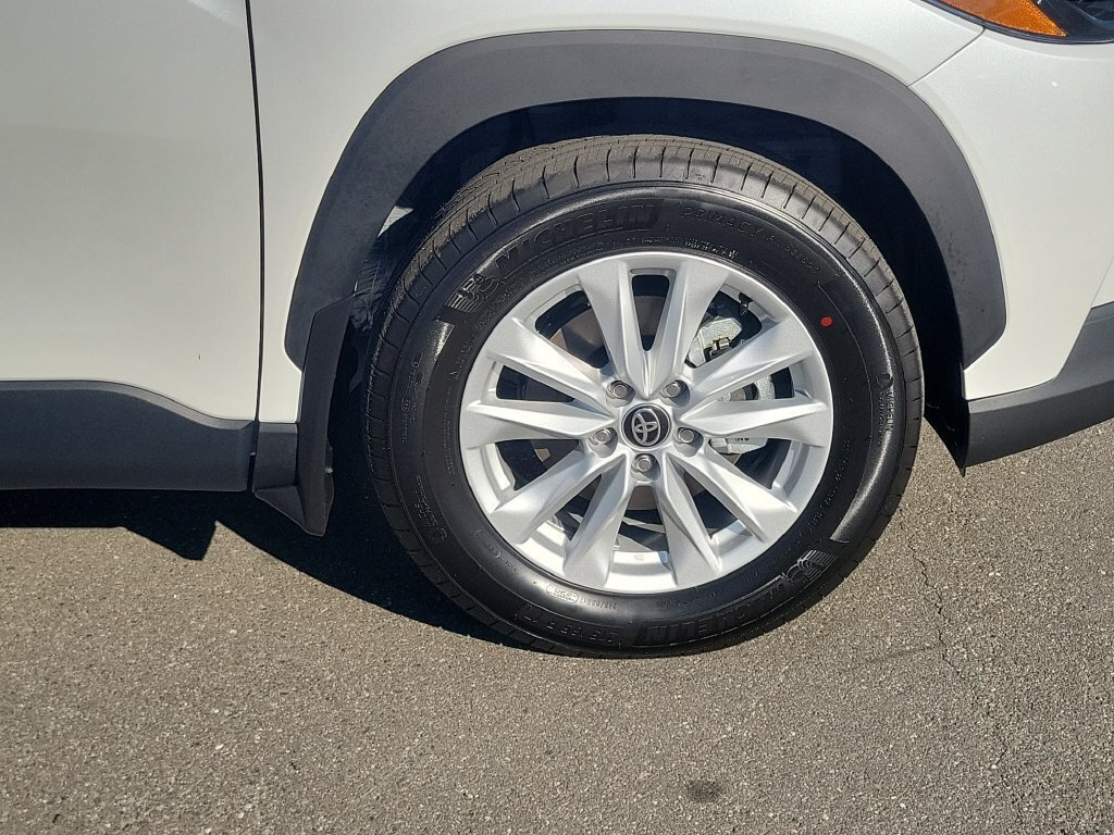 New 2026 Toyota Corolla Cross LE w/ Moonroof Package FWD image 5