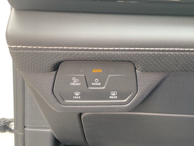 Used 2025 Volkswagen Atlas SE AWD/4WD image 17