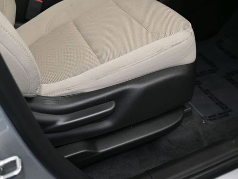 Used 2022 Chevrolet Traverse LS image 37