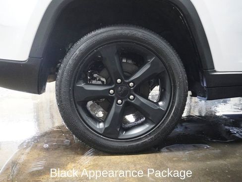 Used 2023 Jeep Grand Cherokee Limited w/ Luxury Tech Group II image 5