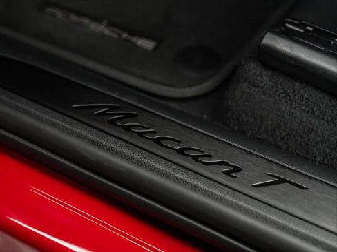 Used 2025 Porsche Macan Turbo AWD/4WD image 31