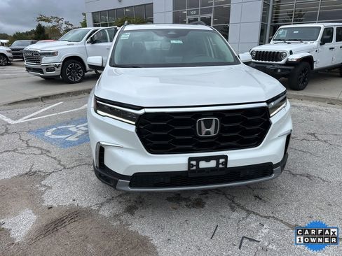 Used 2025 Honda Pilot Touring image 9