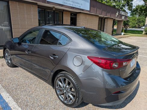 Used 2018 MAZDA MAZDA3 Touring FWD image 3
