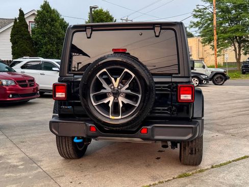 Used 2024 Jeep Wrangler Unlimited w/ Convenience Group AWD/4WD image 4