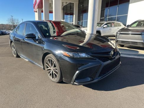 Used 2023 Toyota Camry SE image 5