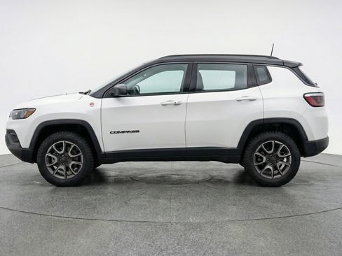 Used 2025 Jeep Compass Trailhawk AWD/4WD image 5