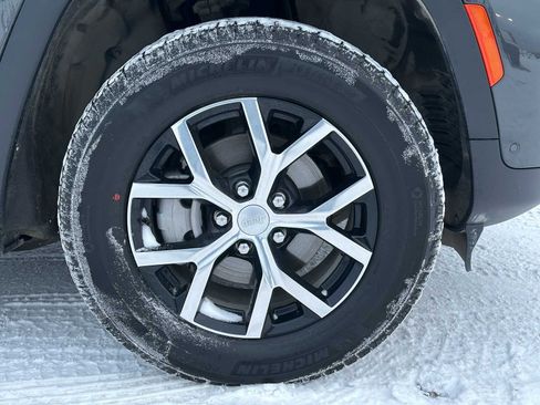 Used 2025 Jeep Grand Cherokee Limited w/ Luxury Tech Group II image 9