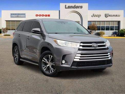 Used 2017 Toyota Highlander Plus FWD image 1