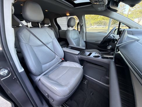 Certified 2021 Toyota Sienna Limited FWD image 27